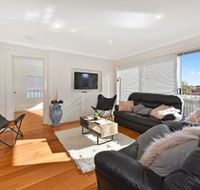 Spacious  Bright 4 Bedroom Home - Accommodation Port Macquarie