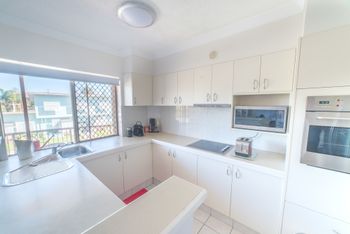 1 Bedroom Gold Coast Beachside Apt W AC + Parking - Accommodation Port Macquarie 4