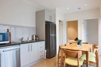 Open & Flowy 1 Bedroom Apartment In Chadstone - Accommodation Port Macquarie 2