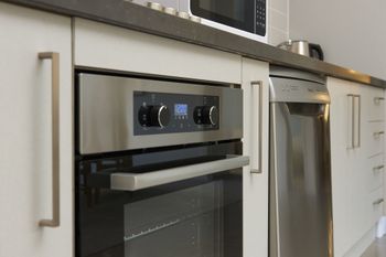 Spacious & Bright 1 Bedroom Apartment - Accommodation Port Macquarie 3