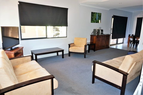 Ningaloo Breeze Villa 2 - Accommodation Port Macquarie 2