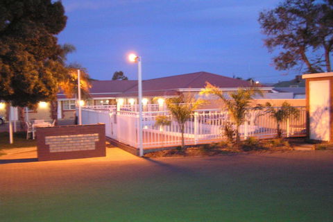 Charles Rasp Motor Inn & Cottages - Accommodation Port Macquarie 1