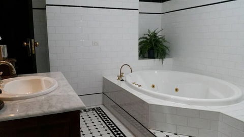 Petersons Armidale Winery & Guesthouse - Accommodation Port Macquarie 5