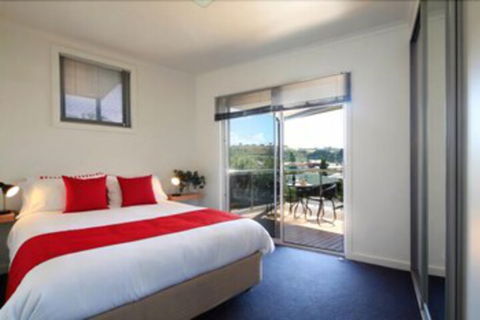 Penguin Waterfront Escape - Accommodation Port Macquarie 6