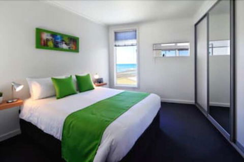 Penguin Waterfront Escape - Accommodation Port Macquarie 4