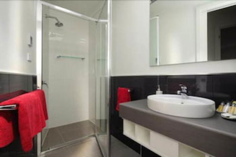 Penguin Waterfront Escape - Accommodation Port Macquarie 5