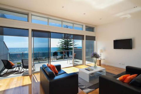 Penguin Waterfront Escape - Accommodation Port Macquarie 0
