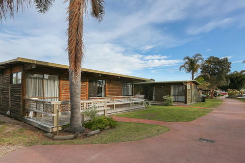 Lazy Acre Log Cabins - Accommodation Port Macquarie 2