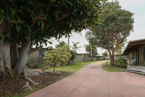 Lazy Acre Log Cabins - Accommodation Port Macquarie 4