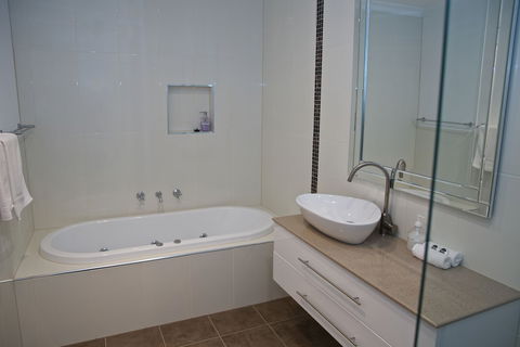 Yarra Glen Racecourse Apartments - Accommodation Port Macquarie 4