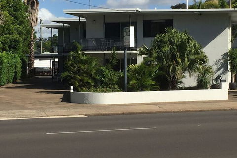 Palm Court Hervey Bay - Accommodation Port Macquarie 1