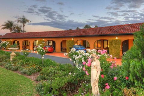 Twin Swans Motel - Accommodation Port Macquarie 1