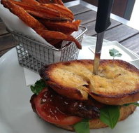Red Dog on the Green - Accommodation Port Macquarie