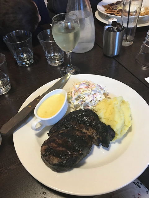 Deloraine Hotel Restaurant - Accommodation Port Macquarie 3