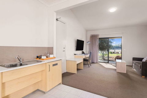 Quality Suites Point Cook Seasons 5 - Accommodation Port Macquarie 16