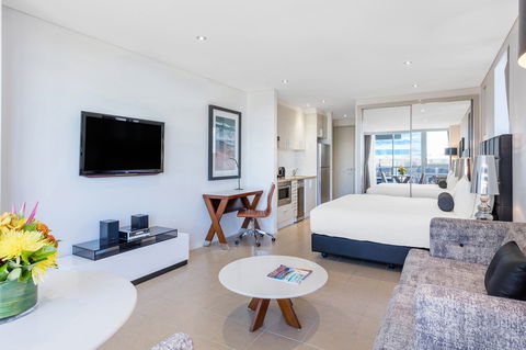 Meriton Suites Broadbeach - Accommodation Port Macquarie 0