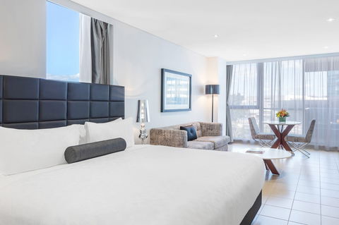 Meriton Suites Broadbeach - Accommodation Port Macquarie 1
