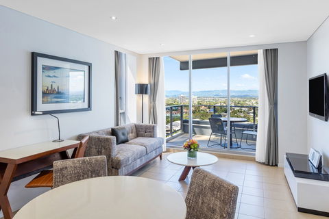 Meriton Suites Broadbeach - Accommodation Port Macquarie 2