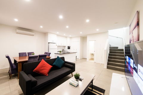 3BR Townhouse Double Garage Walk To Lake Ginninderra - Accommodation Port Macquarie 0
