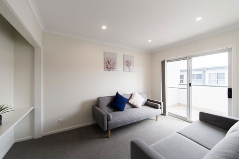 3BR Townhouse Double Garage Walk To Lake Ginninderra - Accommodation Port Macquarie 3