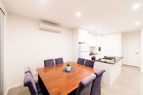 3BR Townhouse Double Garage Walk To Lake Ginninderra - Accommodation Port Macquarie 2
