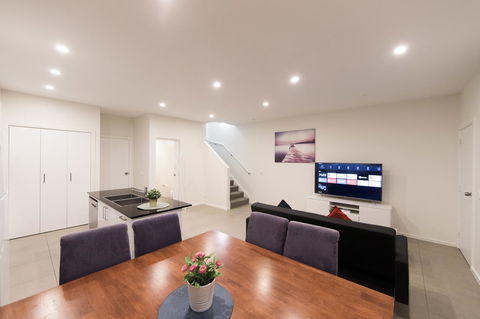 3BR Townhouse Double Garage Walk To Lake Ginninderra - Accommodation Port Macquarie 1