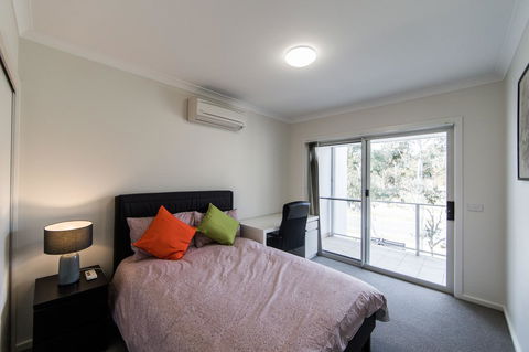 3BR Townhouse Double Garage Walk To Lake Ginninderra - Accommodation Port Macquarie 7