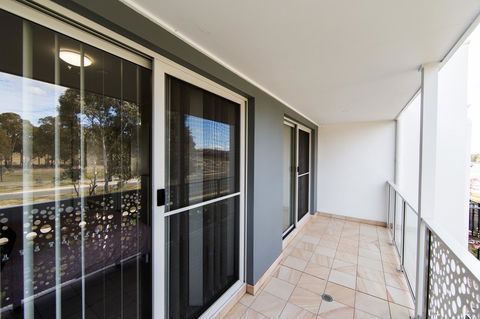 3BR Townhouse Double Garage Walk To Lake Ginninderra - Accommodation Port Macquarie 8