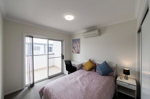 3BR Townhouse Double Garage Walk To Lake Ginninderra - Accommodation Port Macquarie 4