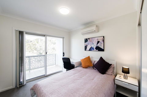 3BR Townhouse Double Garage Walk To Lake Ginninderra - Accommodation Port Macquarie 6
