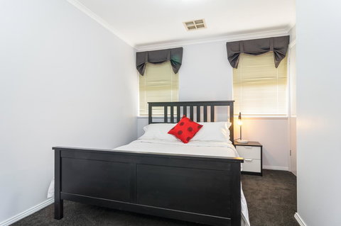 Port Adelaide Harbourside House - Accommodation Port Macquarie 9