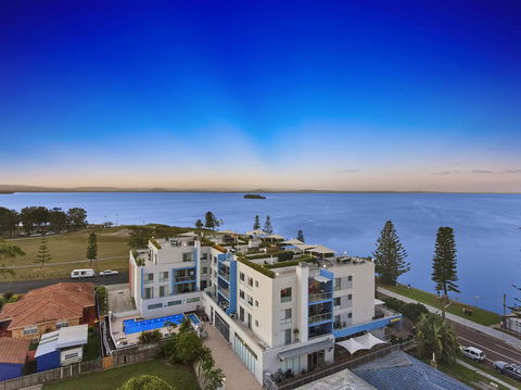 Lakeside Waterfront Apartment The Entrance - Accommodation Port Macquarie 16