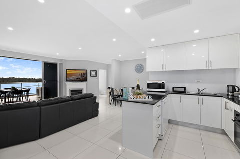 Lakeside Waterfront Apartment The Entrance - Accommodation Port Macquarie 3