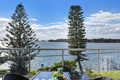 Lakeside Waterfront Apartment The Entrance - Accommodation Port Macquarie 29