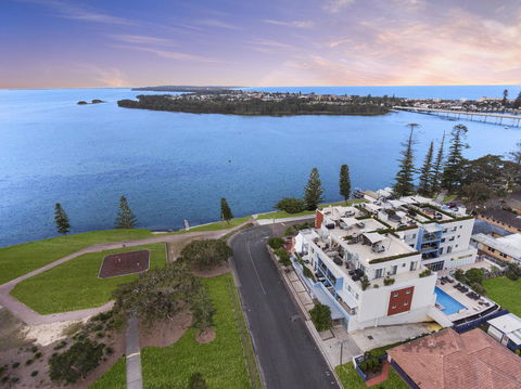 Lakeside Waterfront Apartment The Entrance - Accommodation Port Macquarie 17