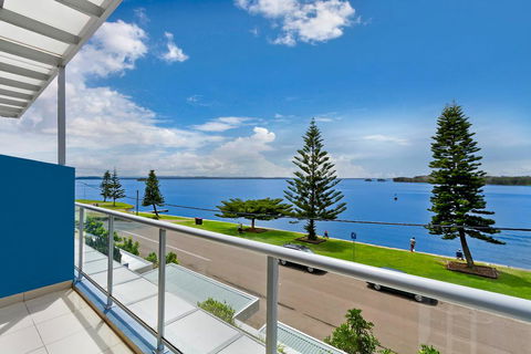 Lakeside Waterfront Apartment The Entrance - Accommodation Port Macquarie 33