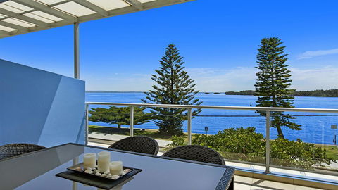 Lakeside Waterfront Apartment The Entrance - Accommodation Port Macquarie 0