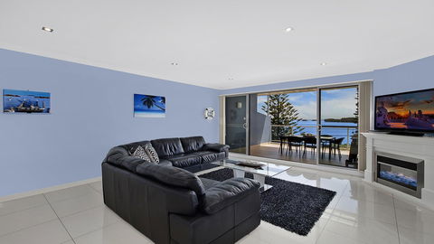 Lakeside Waterfront Apartment The Entrance - Accommodation Port Macquarie 6