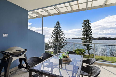 Lakeside Waterfront Apartment The Entrance - Accommodation Port Macquarie 30