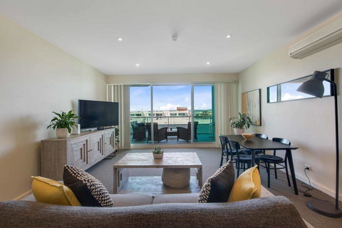 Port Adelaide Executive Waterfront Apartment - Accommodation Port Macquarie 21