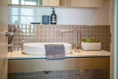 Port Adelaide Executive Waterfront Apartment - Accommodation Port Macquarie 5