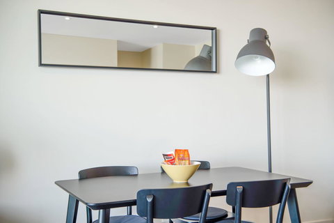 Port Adelaide Executive Waterfront Apartment - Accommodation Port Macquarie 12