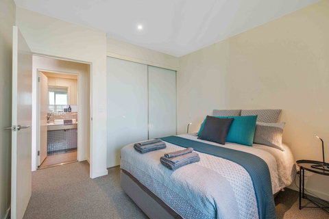 Port Adelaide Executive Waterfront Apartment - Accommodation Port Macquarie 3