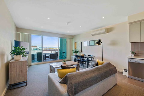 Port Adelaide Executive Waterfront Apartment - Accommodation Port Macquarie 1