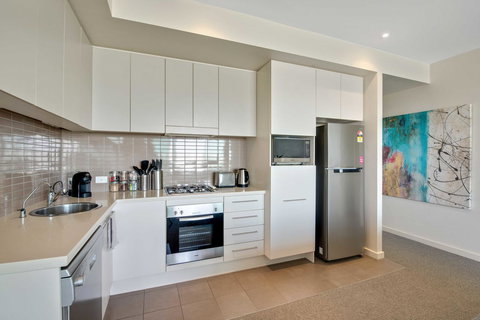 Port Adelaide Executive Waterfront Apartment - Accommodation Port Macquarie 8