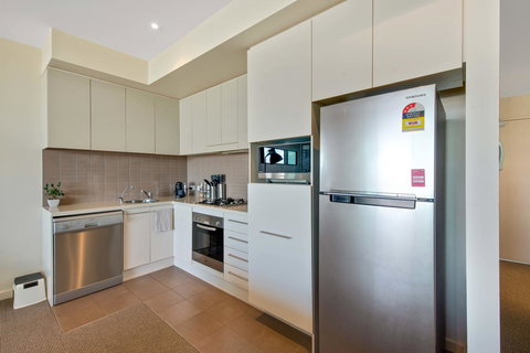 Port Adelaide Executive Waterfront Apartment - Accommodation Port Macquarie 6