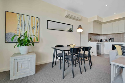 Port Adelaide Executive Waterfront Apartment - Accommodation Port Macquarie 13