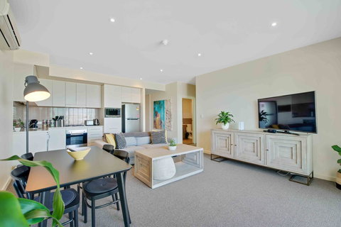 Port Adelaide Executive Waterfront Apartment - Accommodation Port Macquarie 17