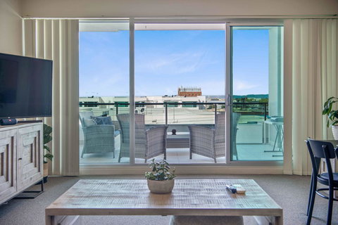 Port Adelaide Executive Waterfront Apartment - Accommodation Port Macquarie 22