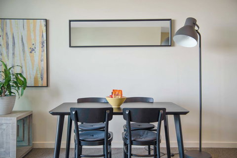 Port Adelaide Executive Waterfront Apartment - Accommodation Port Macquarie 11